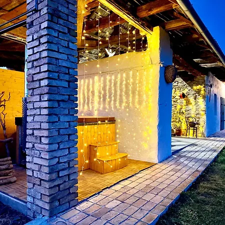 Oeregfenyo Tornacoshaz * Bakonykoppany